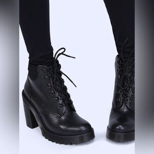 Dr. MARTENS Persephone Fl 6 Eye Padded Collar Boot Black US10
